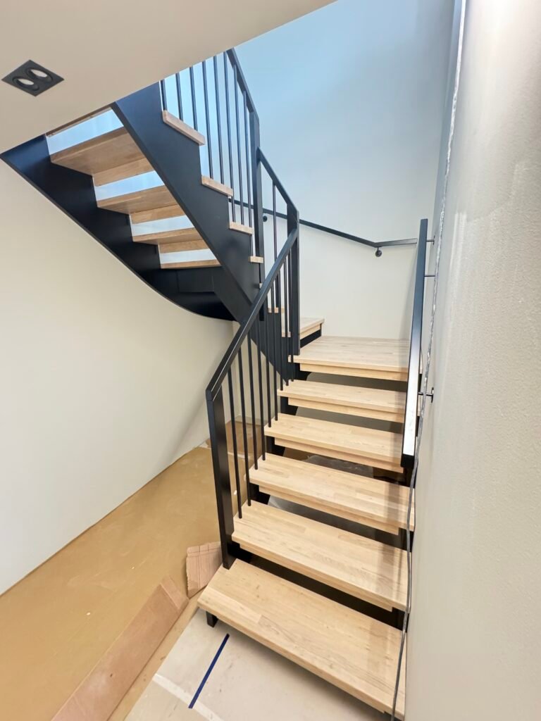 moderne trapp med ståll spiler