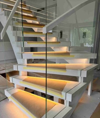 moderne trapp med glass rekkverk og led lys
